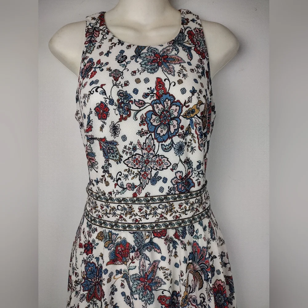 Beautiful handkerchief dress - Picture 2 of 15